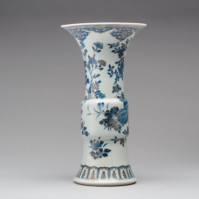 A blue and white vase, Qing dynasty, early 18th Century.