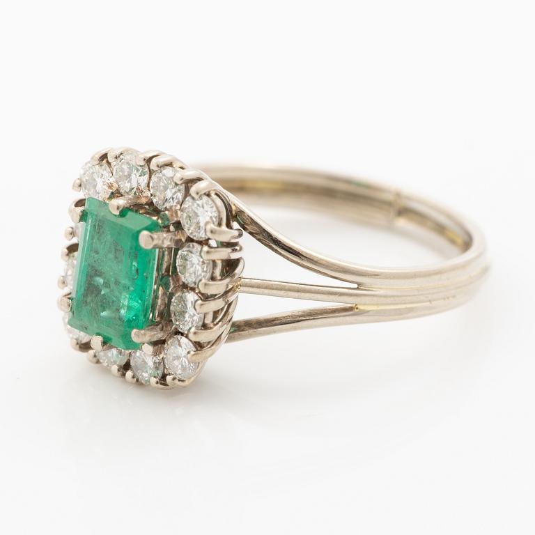 Ring, 18K white gold with an emerald and brilliant-cut diamonds.