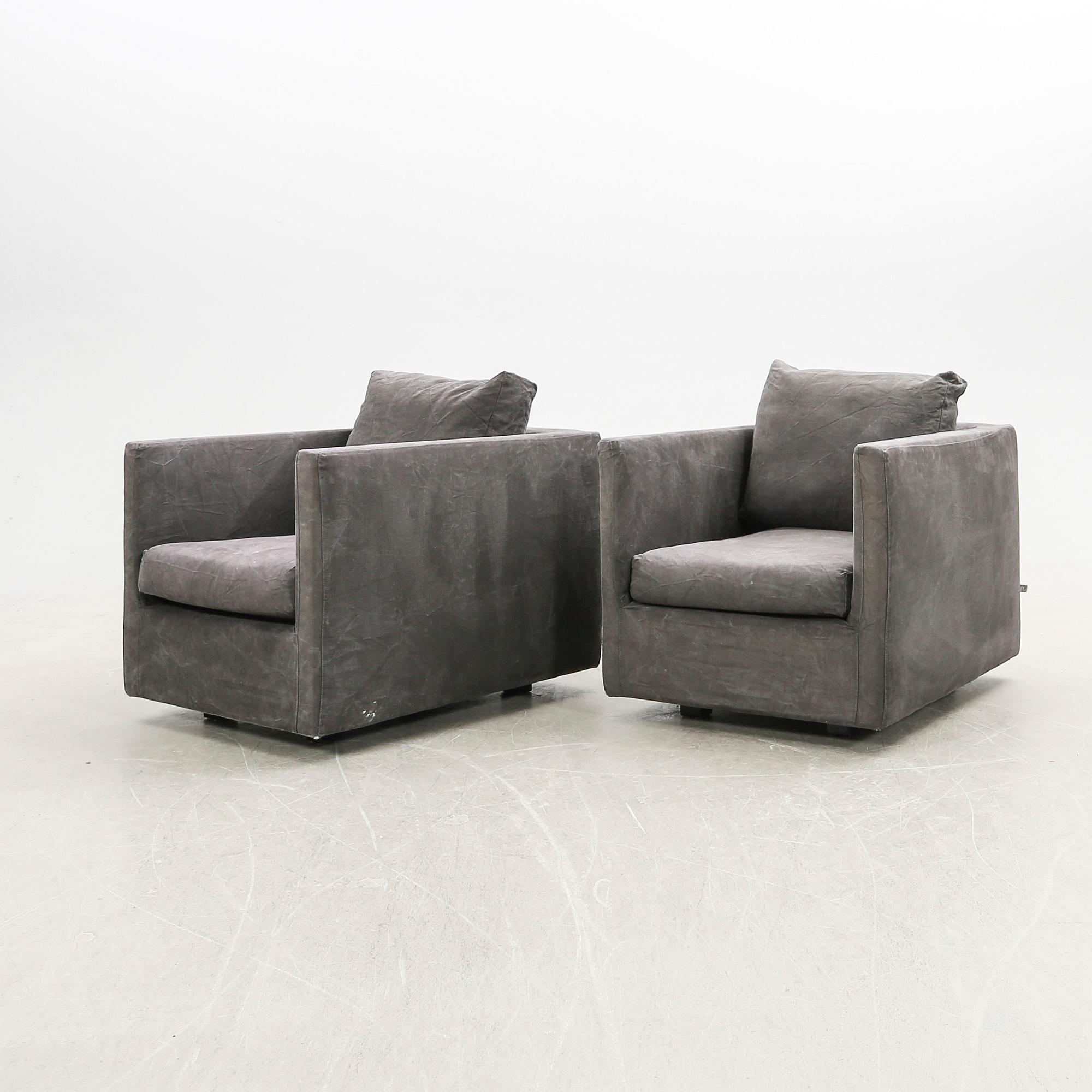 Jens Juul Eilersen fåtöljer ett par Box 2000-tal.