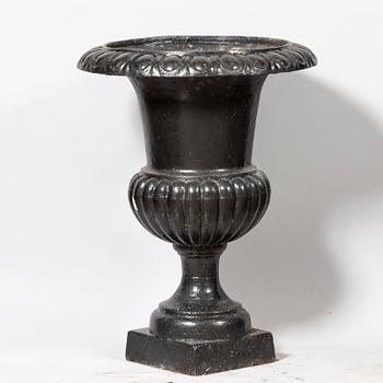 Trägårdsurnor, ett par, 1900-talets senare del.