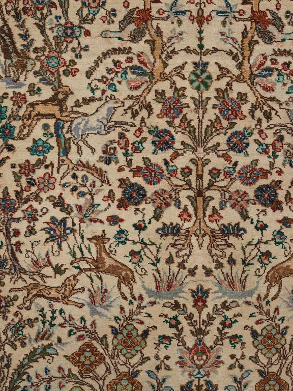 A carpet, semi-antique Tabriz figural, ca 256,5 x 205 cm.