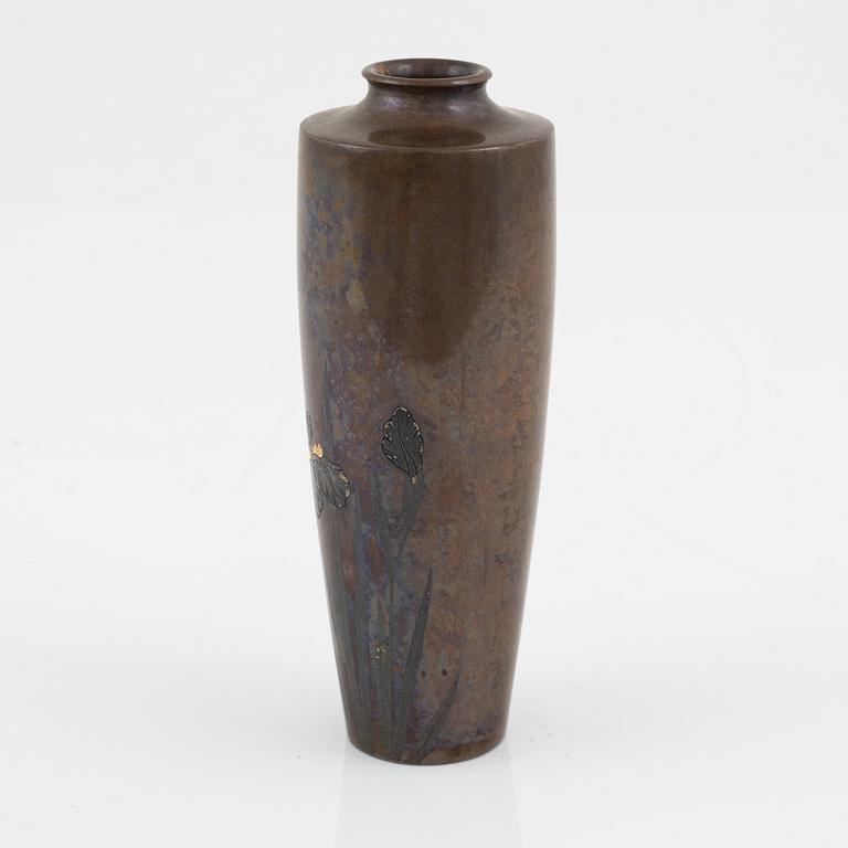 A Japanese bronze vase, Meiji period (1868-1912).