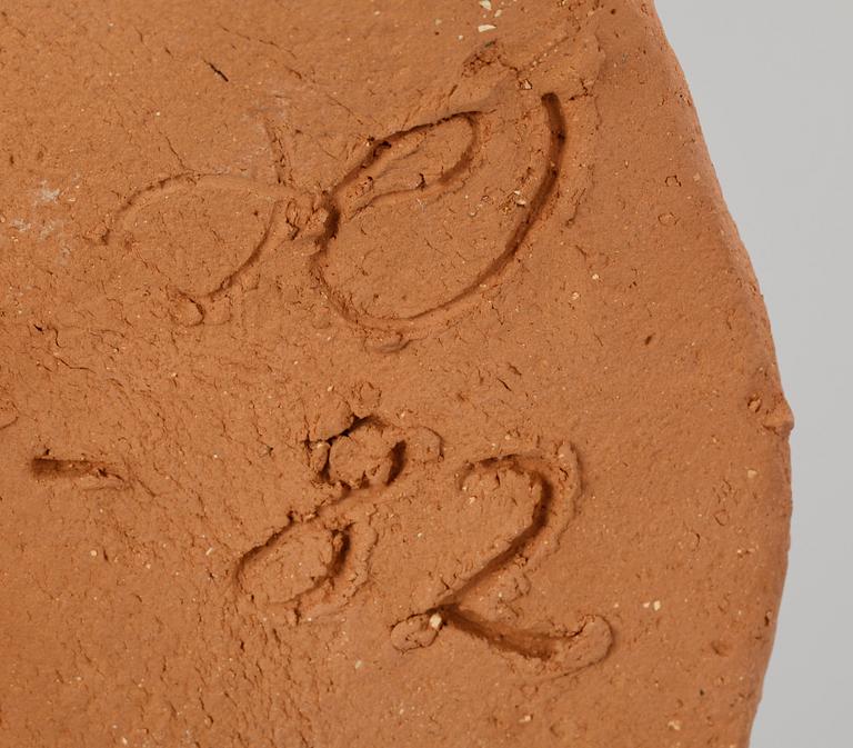 HERTA HILLFON, skulptur, terracotta, monogramsign och dat -82.