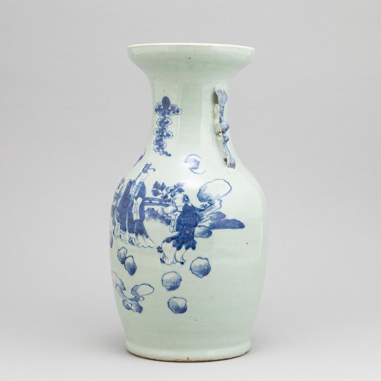A Chinese porcelain vase, late Qing dynasty, Tongzhi (1862-1874).