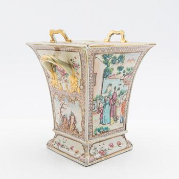 Tulip vase with insert, company porcelain. Qing dynasty, Qianlong (1736-95).