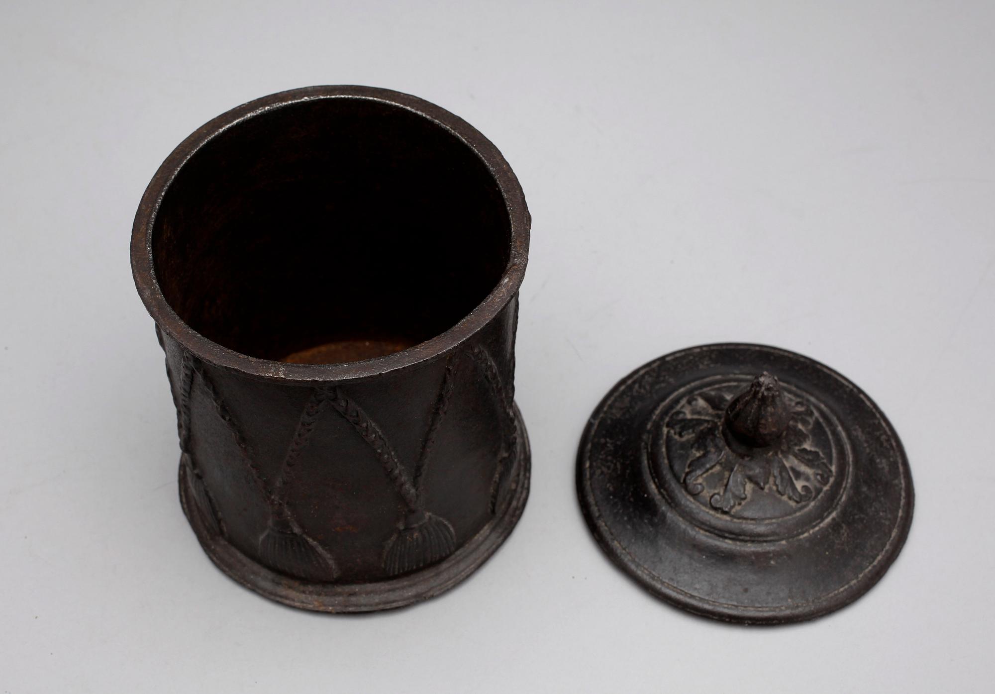 TOBAKSBURK, gjutjärn, empire, möjligen Hällefors Bruk, 1800-tal.