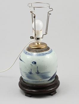 BORDSLAMPA, porslin, Kina, 1800- och 1900-tal.