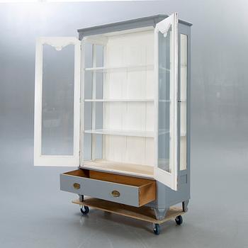 An early 1900s display cabinet.