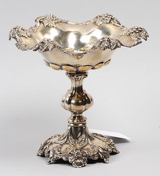 SKÅL PÅ FOT, silver. Nyrokoko. Otydliga stämplar ev Vadstena 1867.