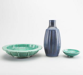 WILHELM KÅGE, a set of three stoneware plates and vase.