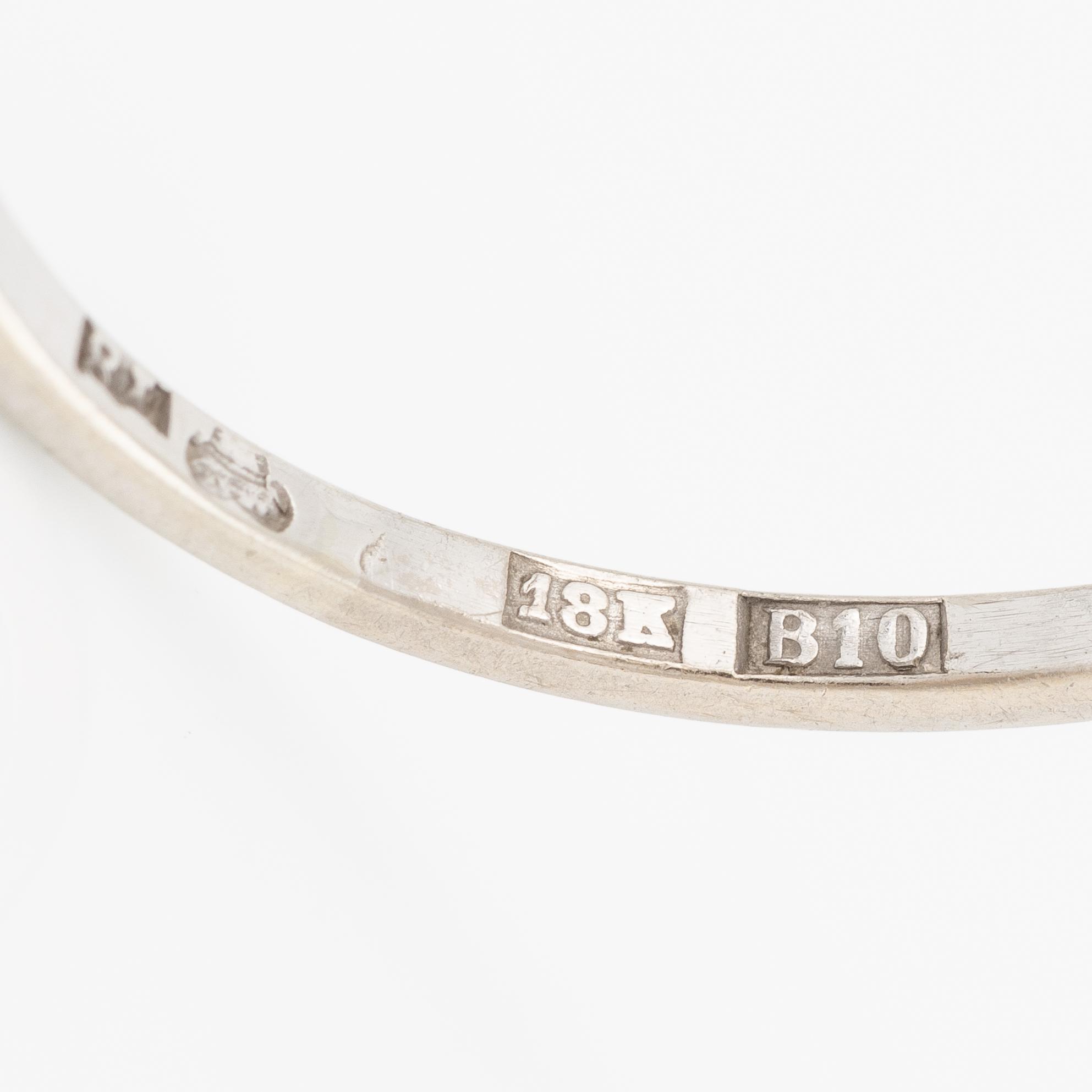 Ring 18K gold with a round brilliant-cut diamond.