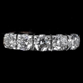 RING, 14K guld. 5 briljantslipade diamanter, 1.00 ct. Vikt 3,9 g.