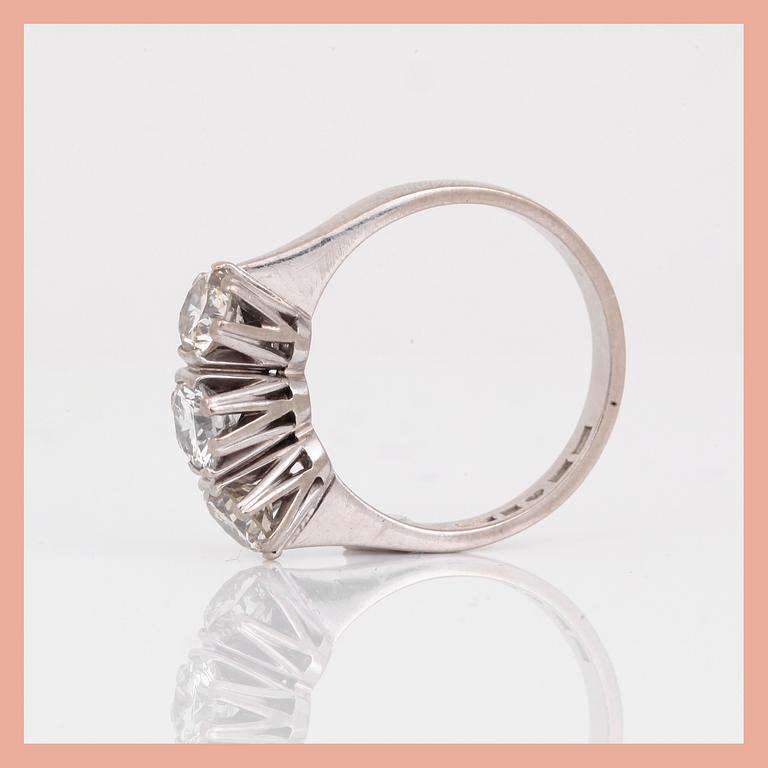 RING, 18K vitguld med diamanter, tot ca 2,15 ct, Rolf Sonderegger, Köping, 1990. Total vikt ca 6,63 g.