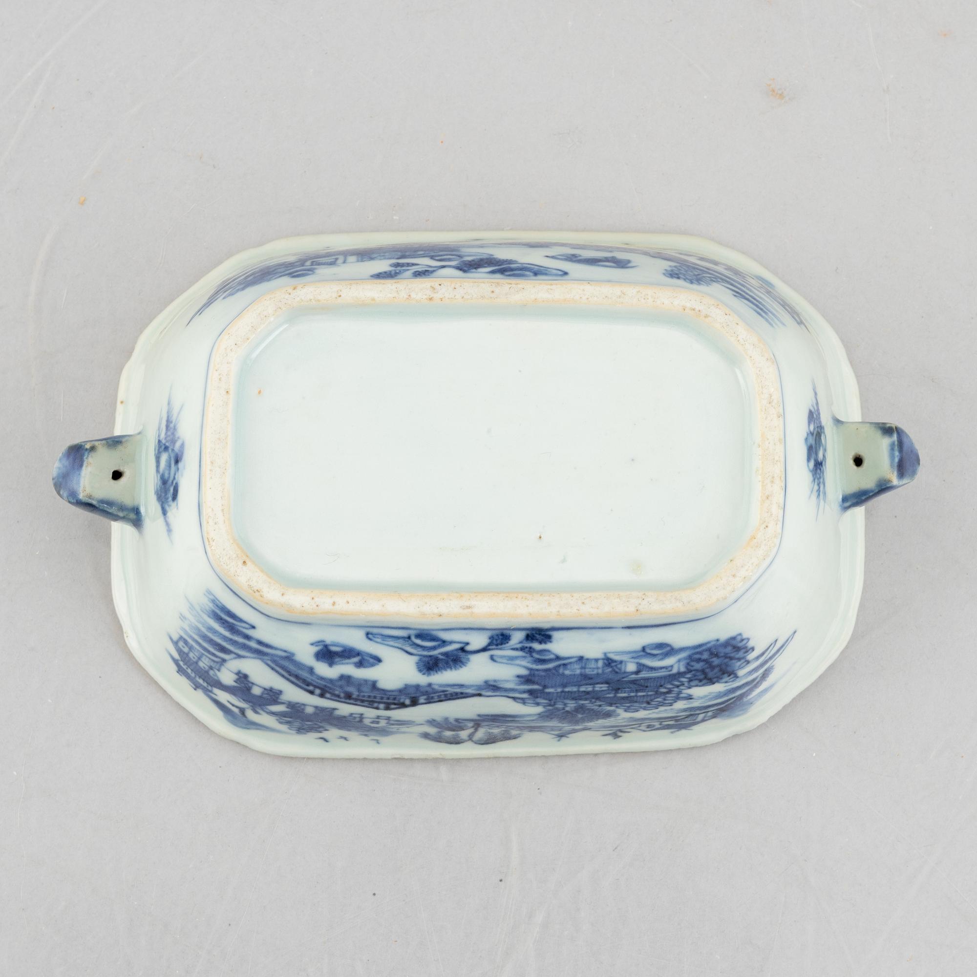 Stekfat, 2 st, samt smörterrin med lock och fat, kompaniporslin, Kina, Qianlong (1736-95).