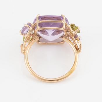Ring, cocktail ring with large amethyst, peridot, amethysts, and brilliant-cut diamonds.