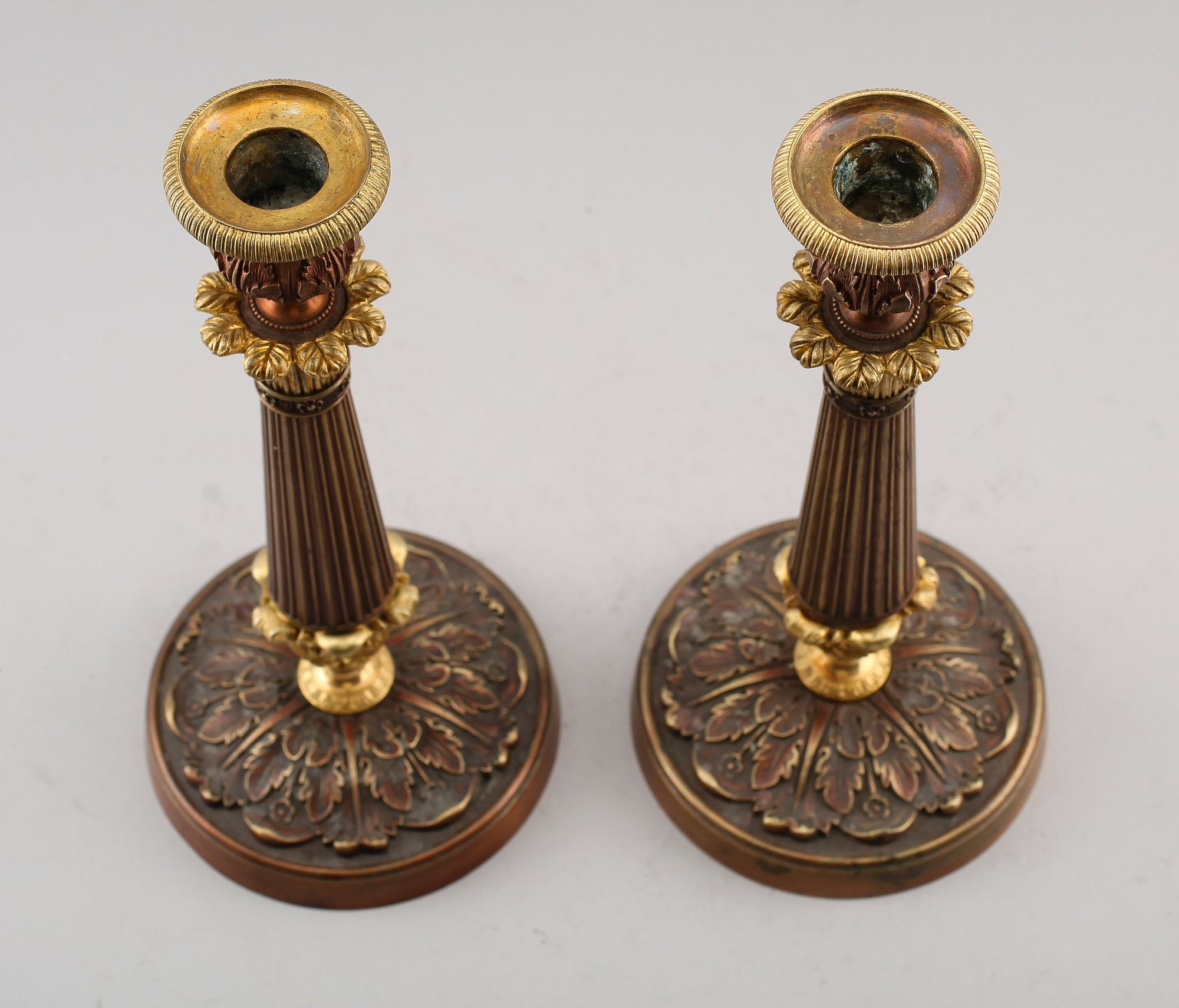 LJUSSTAKAR, 1 par, empire, förgylld och patinerad brons, 1800-talets första hälft.