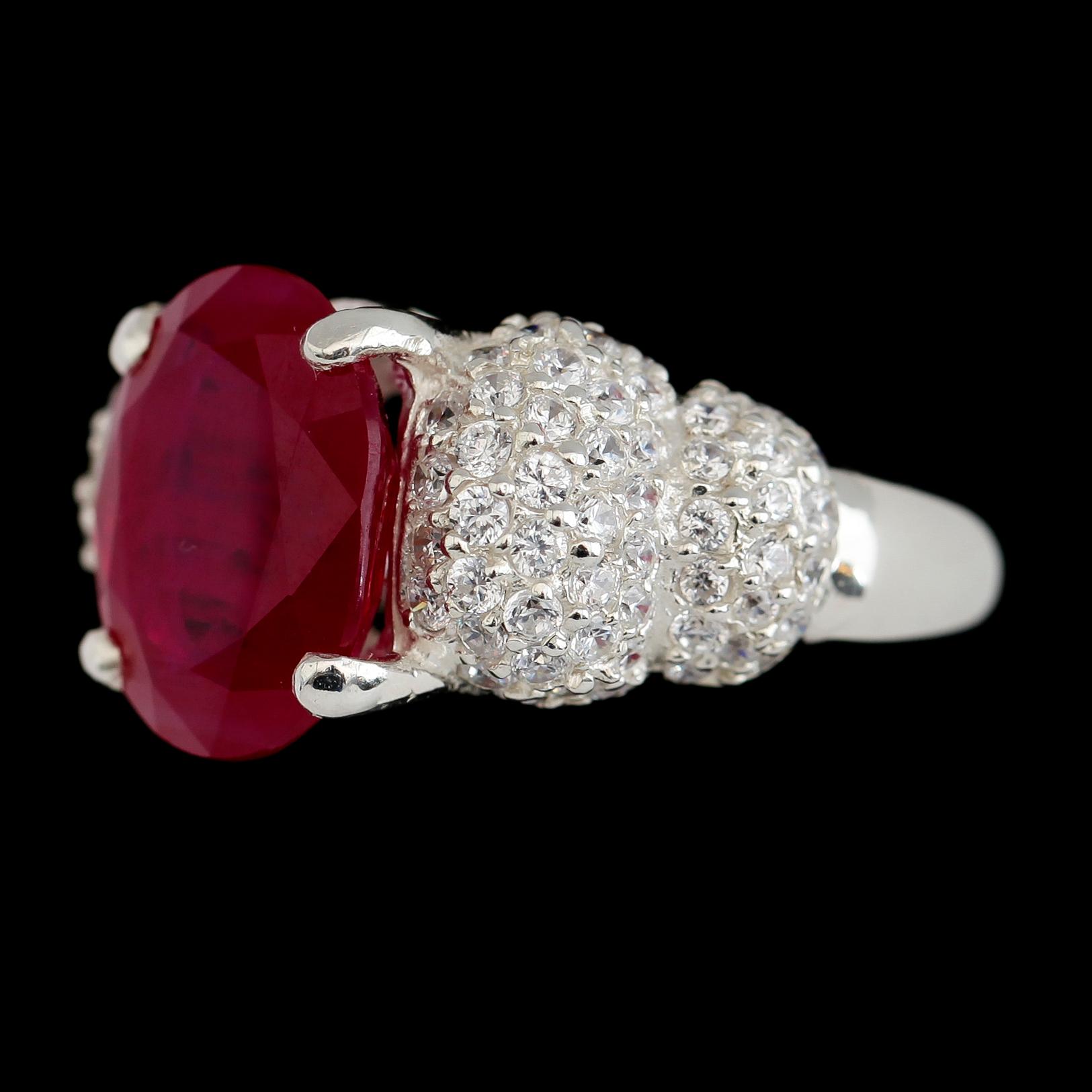 RING, vitguldspläterat sterlingsilver, rubin ca 10.00 ct, vita safirer tot ca 2.10 ct.