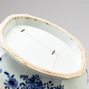 A large blue and white export porcelain tureen with cover, Qing dynasty, Qianlong (1736-95).