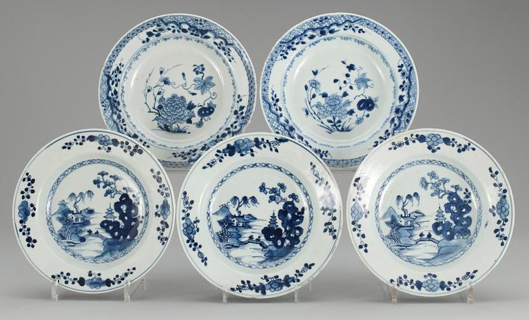 TALLRIKAR, 5 st (3+2), porslin. Qing dynastin. Qianlong (1736-95).