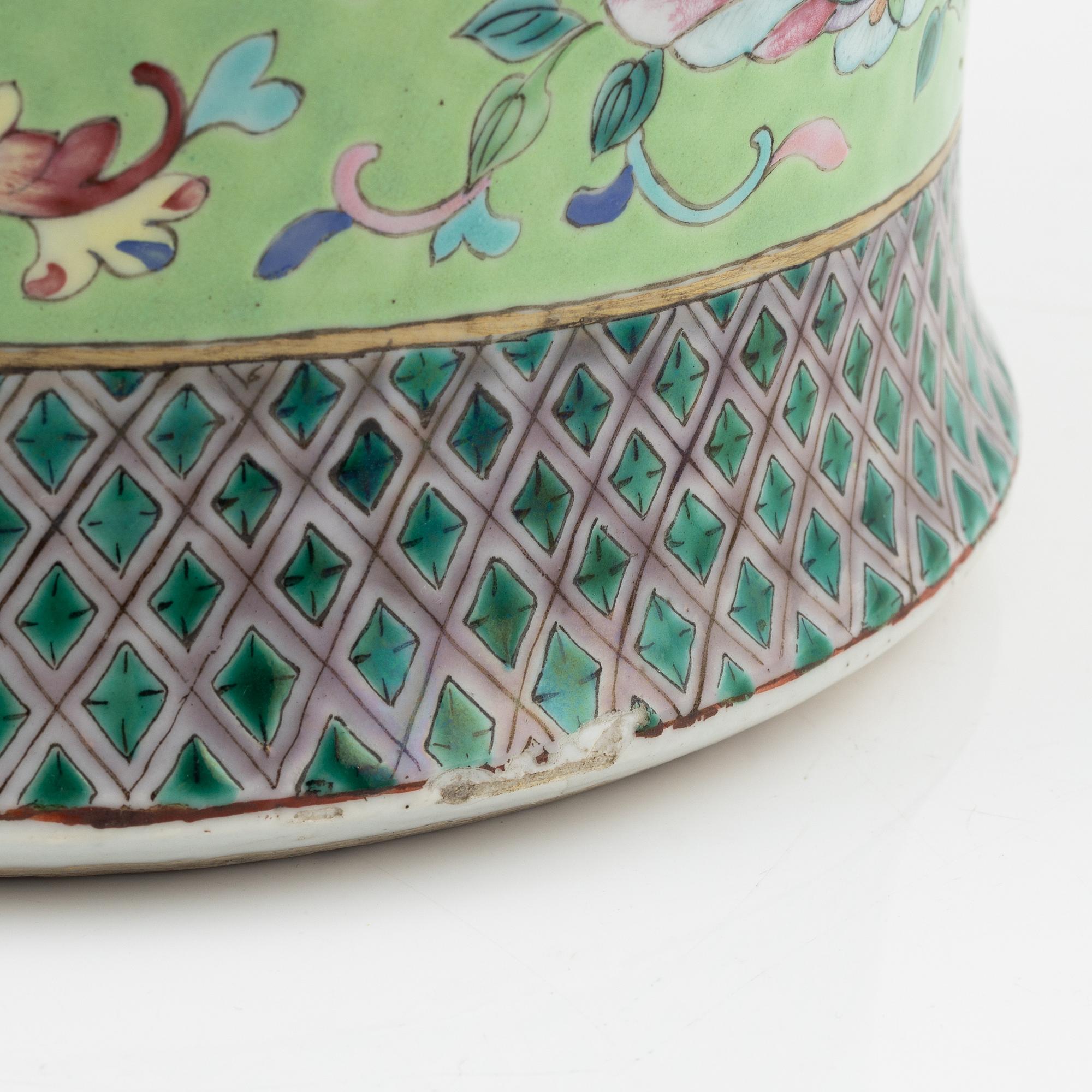 A large famille rose jar with cover, Qing dynasty, 19th Century.