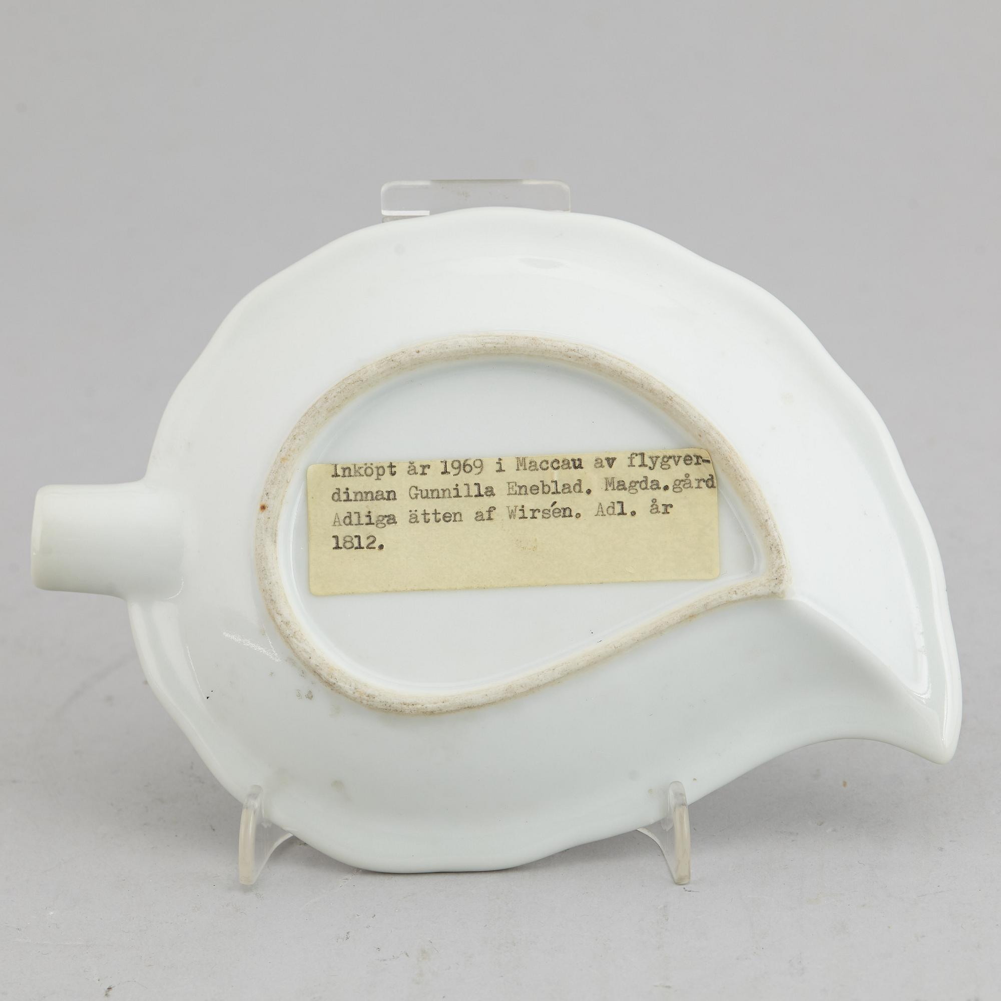 A Chinese famille rose weapon porcelain dish, 20th century.