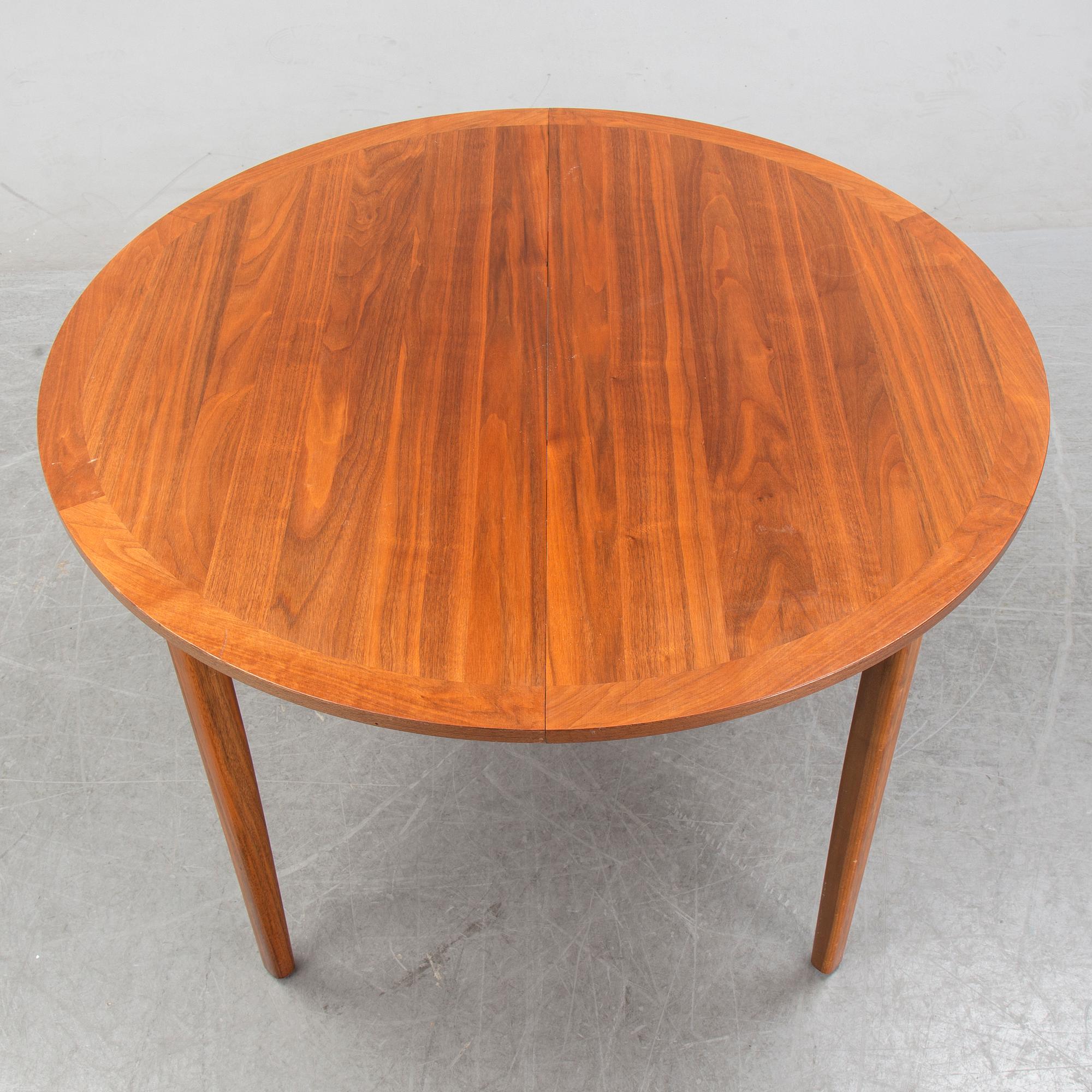 Matbord, fanerat med valnöt, 1900-talets andra hälft,