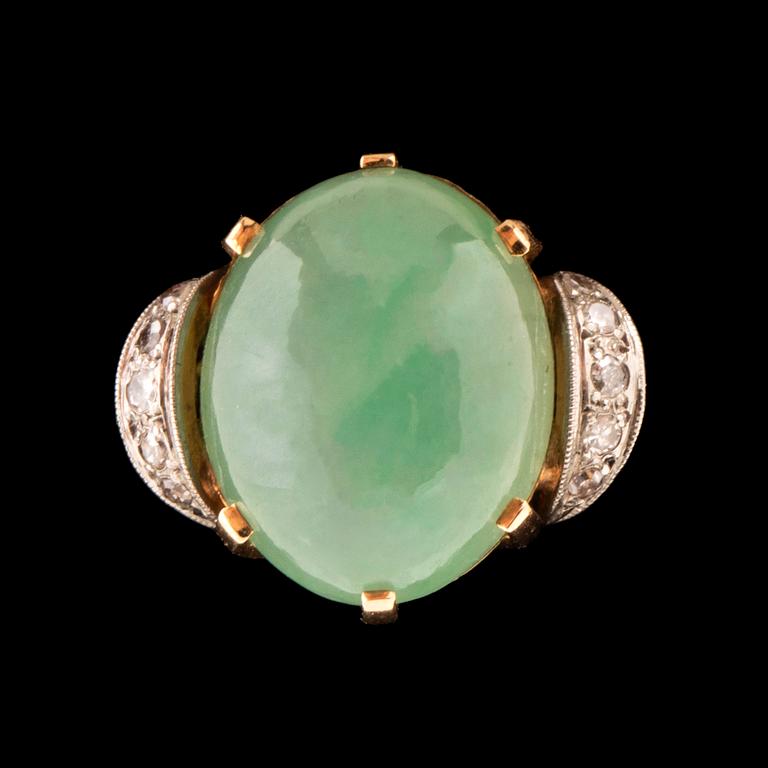 Börje Löfgren, ring 18K vitt och rött guld med ovalt cabochonslipad jadeite och enkelslipade diamanter Stockholm 1964.