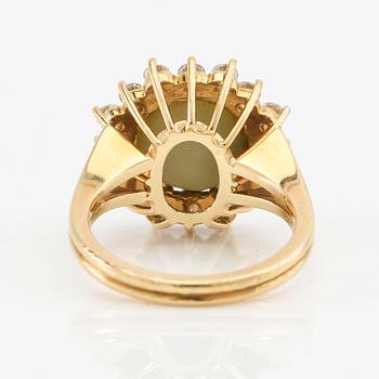 Ring in 18K gold with cabochon-cut cat's eye chrysoberyl and round brilliant-cut diamonds.