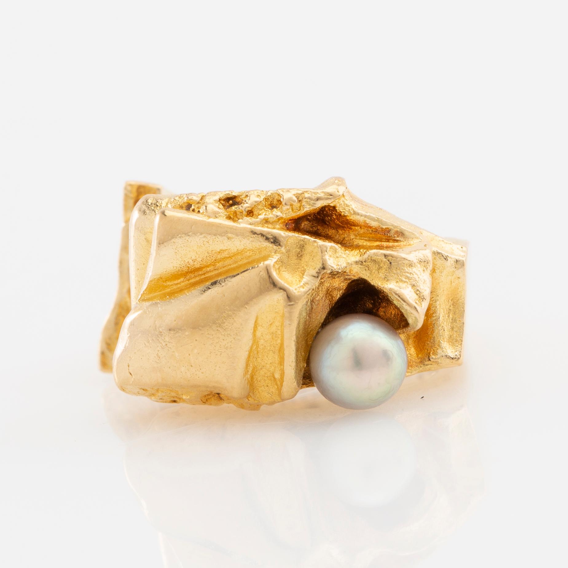 Björn Weckström, Ring "Ukkoshelmi" 18K gold with a cultured pearl, Lapponia.