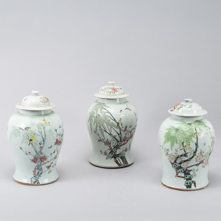 Four Chinese famille rose jars/vases with 3 covers, 20th century.