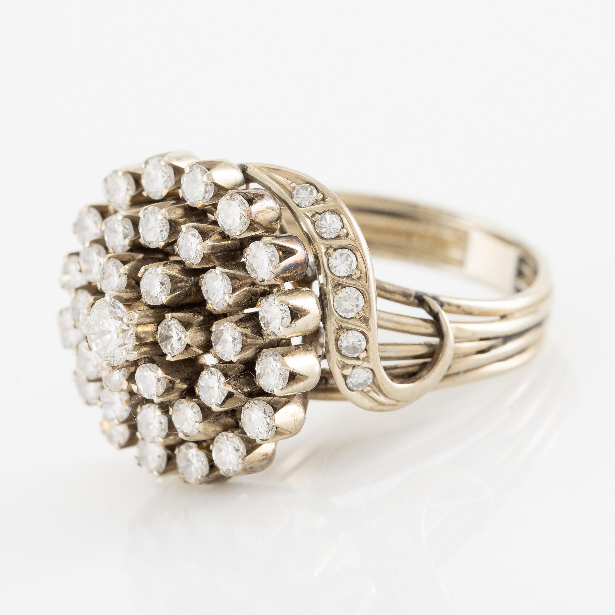 Ring in 18K white gold set with brilliant-cut diamonds,.