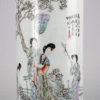 A set of two Chinese porcelain vases.