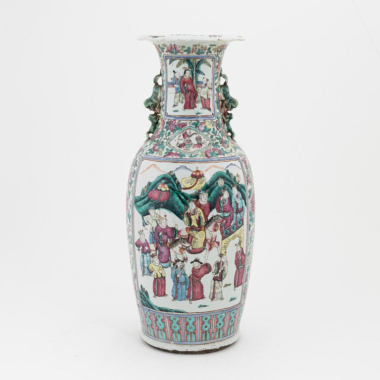 A large famille rose vase, Qing dynasty, 19th Century.