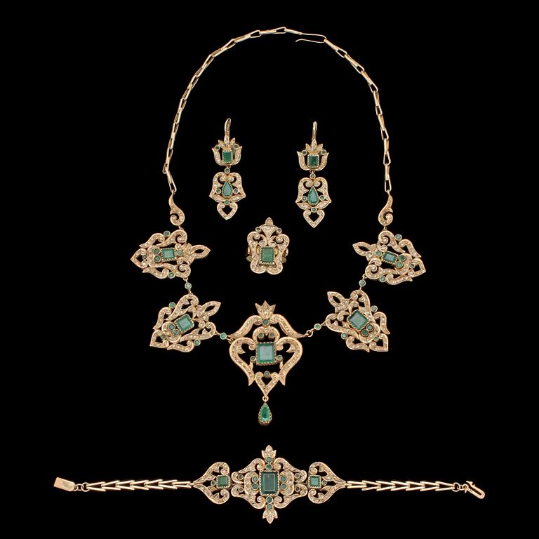 GARNITYR, 5 delar, 8k guld med tot 414 fasettslipade diamanter samt 73 smaragder, troligen Indiskt, 1900-tal. Vikt 89 g.