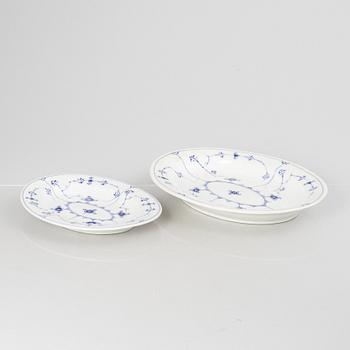 Servisdelar, 33 st, porslin, "Musselmalet", Royal Copenhagen, Danmark.