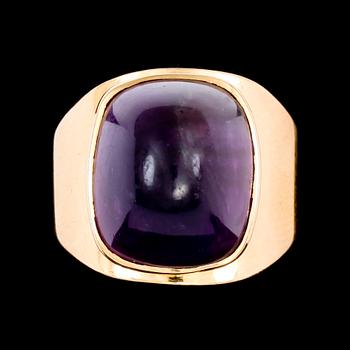 RING, 18 k guld med lila sten. Juvelare AB J Petterssons eftr. Stockholm, 1962. Vikt 9,7 g.