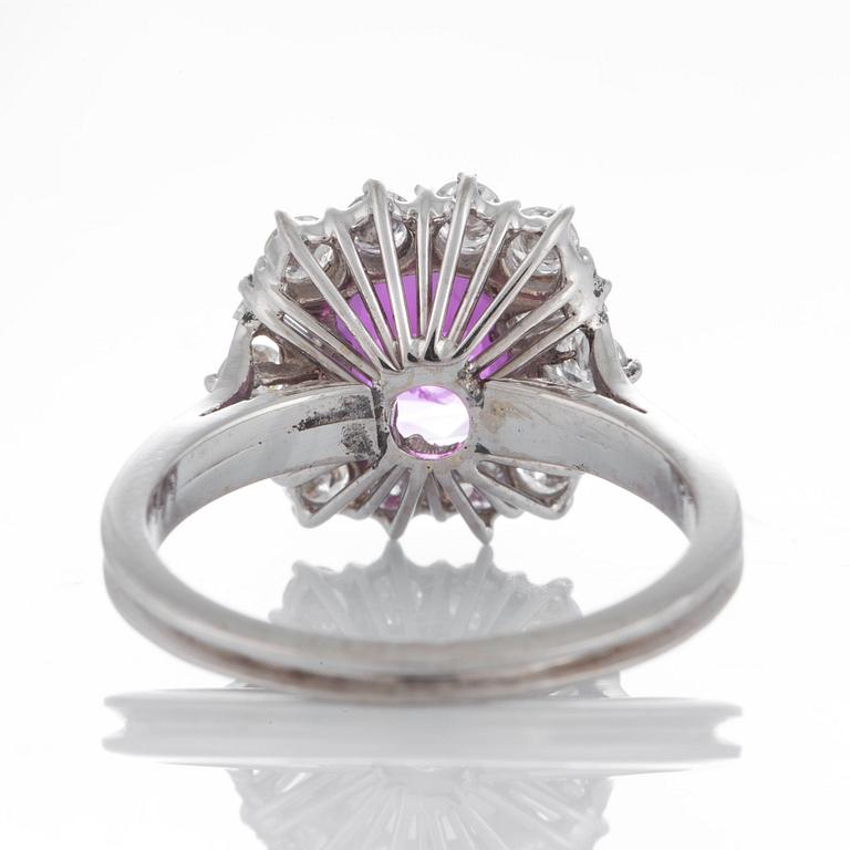 Ring med en rubin ca 1.85 ct och runda briljant- och trapezslipade diamanter.