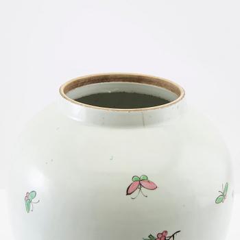 Urna med lock, porslin. Kina, 1900-talets andra hälft.