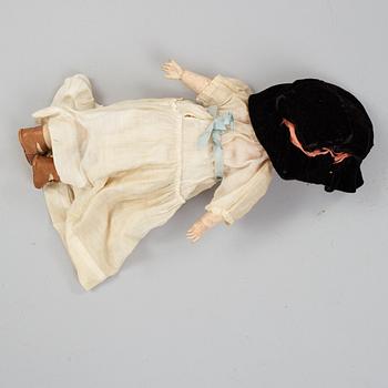 a porcelain doll probably by Kämmer & Reinhardt/Simon & Halbig 117, Germany ca 1916.