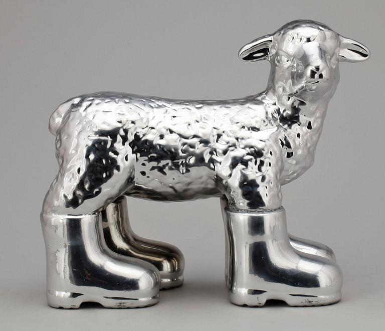 WILLIAM SWEETLOVE, "Cloned porcelain lamb with boots", keramik, sign o numr 46/100.