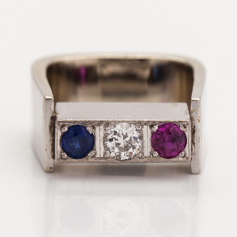 Ole Lynggaard, Ring, 14K vitguld, rubin, safir och diamant ca 0.25 ct. Danmark.