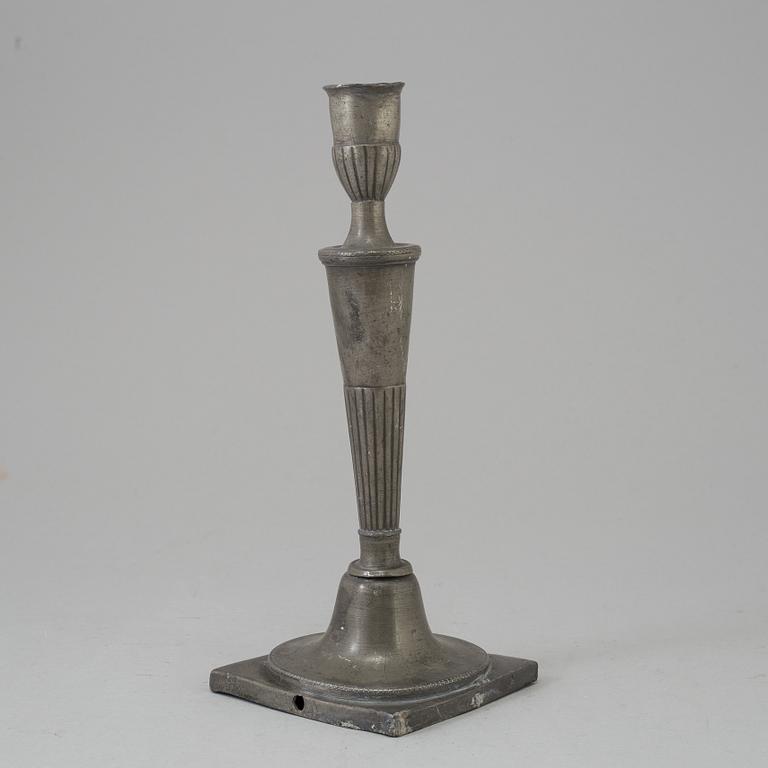 AN 18TH CENTURY PEWTER CANDLESTICK.