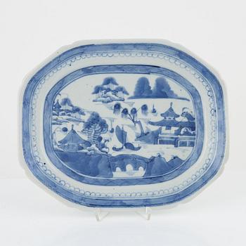Tallrikar, 7 st, samt stekfat, Kina, Qingdynasti, 1700-1800-tal.