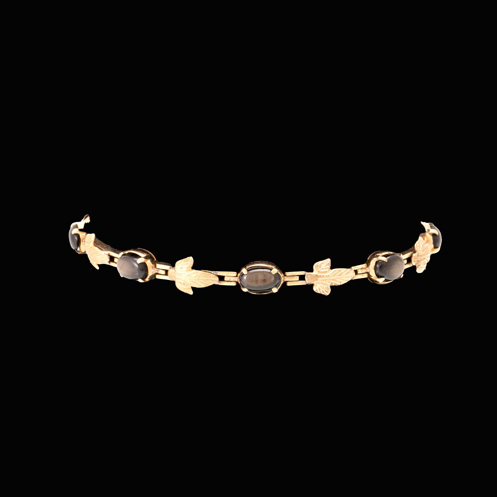 Armband 14K guld med svarta cabochonslipade stjärnsafirer.