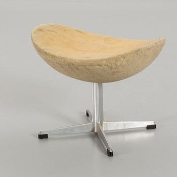 AN ARNE JACOBSEN FOOT STOOL, "Ägget".