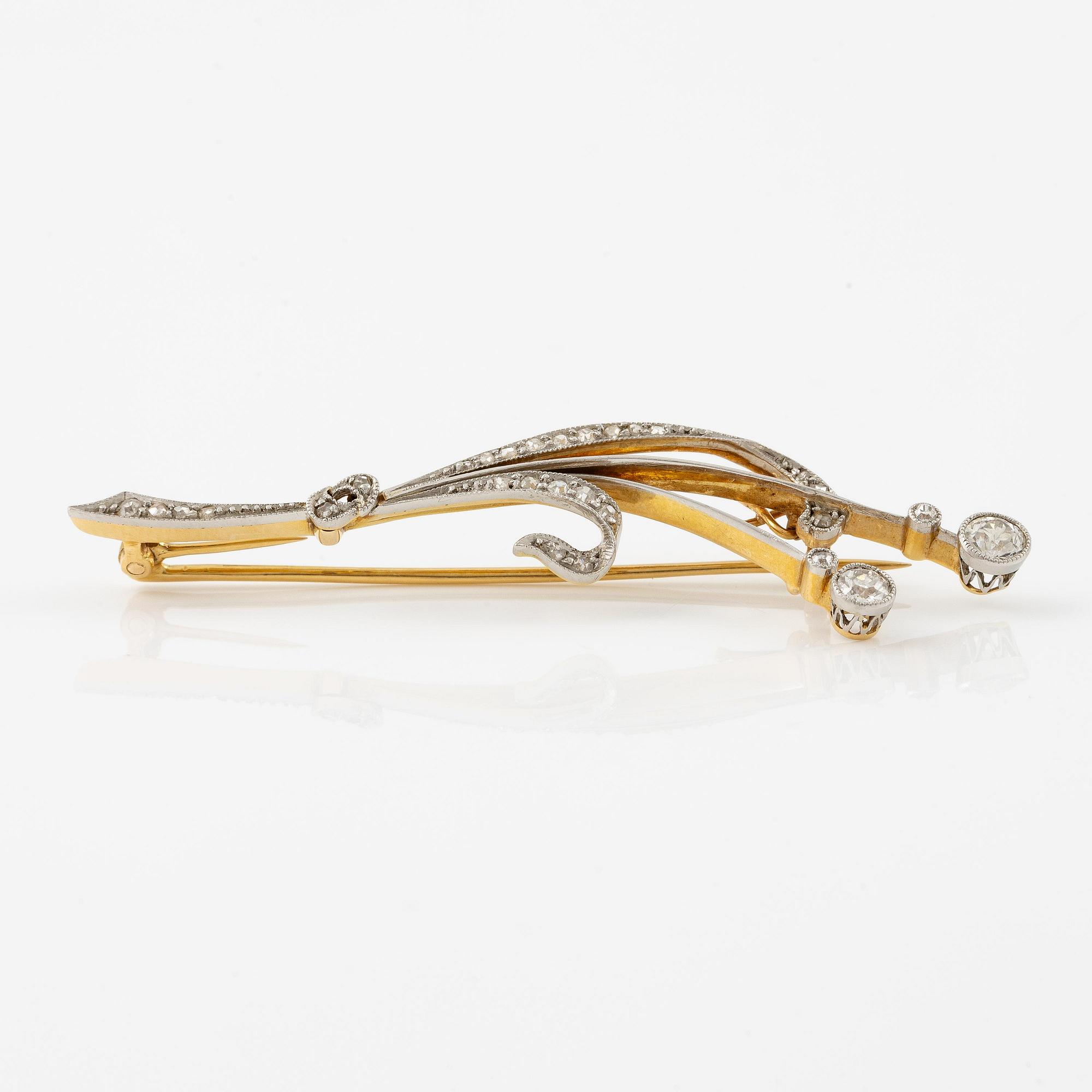 A brooch 18K in gold and platinum set with round brilliant-cut, eight-cut and rose-cut diamonds.