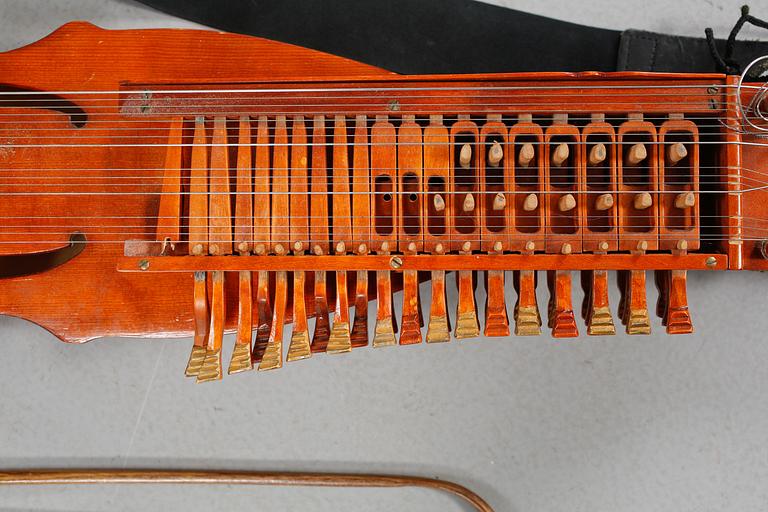 NYCKELHARPA samt STRÅKE, 1900-tal.