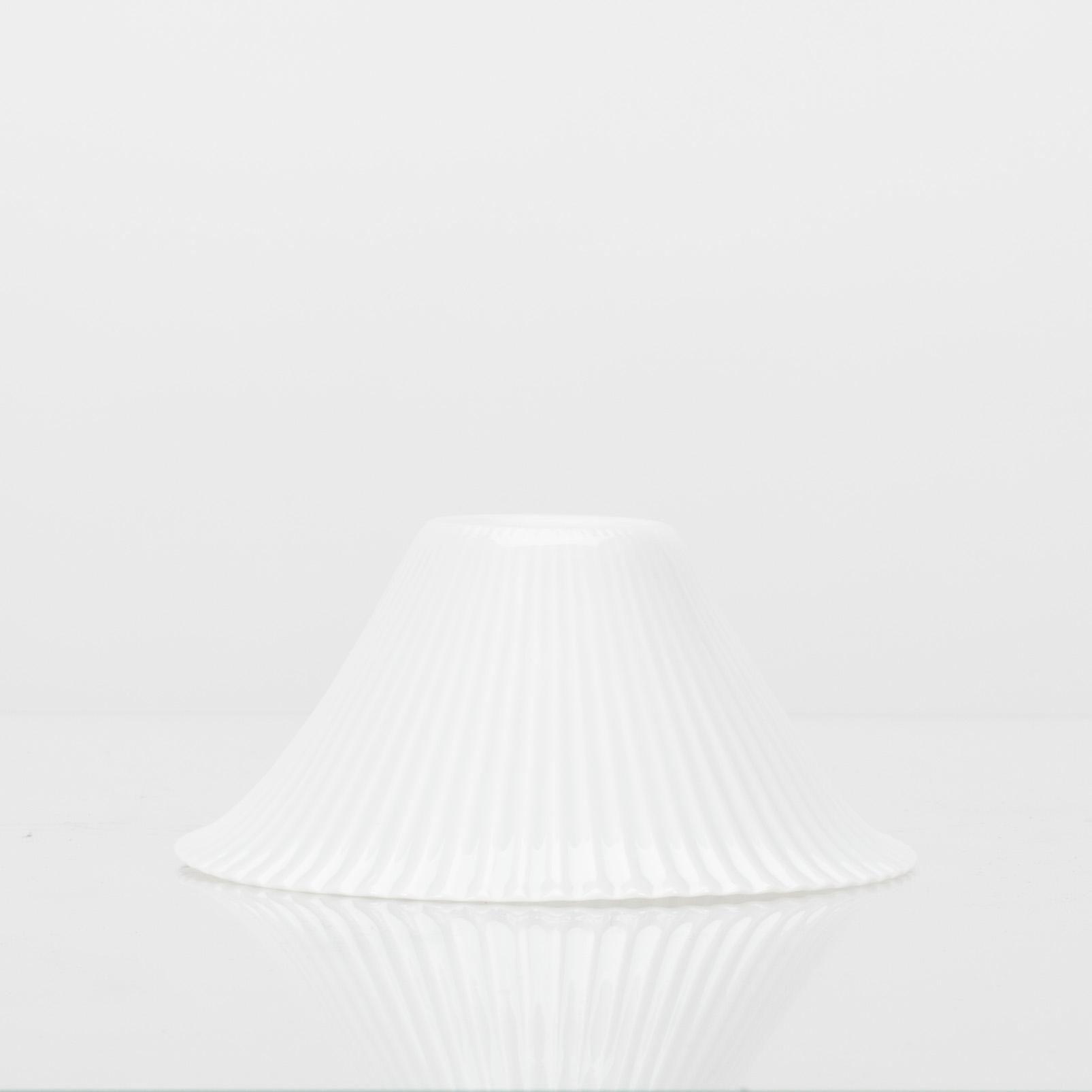 SKÅL, porslin, Aune Siimes, Arabia, signeringen ristad i godset.