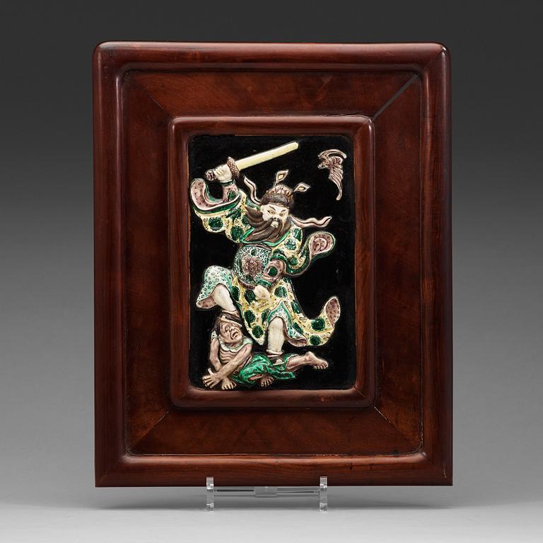 An enamelled procelain placque, late Qing dynasty, circa 1900.