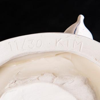 KIM SIMONSSON, veistos, posliinia, signeerattu KIM, numeroitu 11/30.